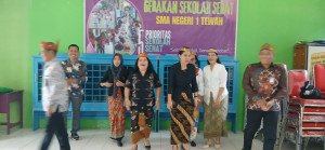 Semangat Kartini Masa Kini: Guru dan Staf Tampil Anggun Berbalut Kebaya dan Batik (4)