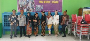 Semangat Kartini Masa Kini: Guru dan Staf Tampil Anggun Berbalut Kebaya dan Batik (17)