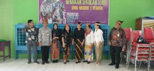 Semangat Kartini Masa Kini: Guru dan Staf Tampil Anggun Berbalut Kebaya dan Batik (12)