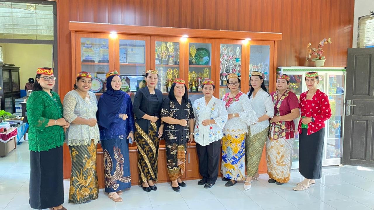 Semangat Kartini Masa Kini: Guru dan Staf Tampil Anggun Berbalut Kebaya dan Batik